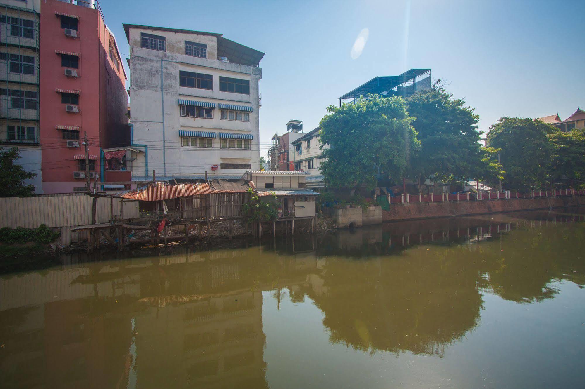 Nacorn Hostel Bangkok Exterior photo